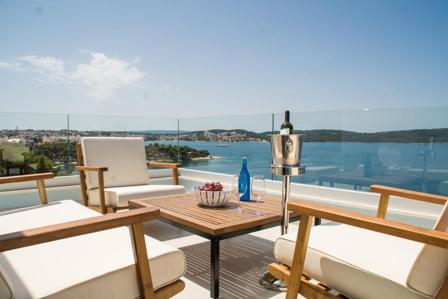 Terrasse avec mobilier lounge et vue sur la baie