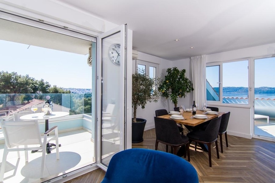 Coin repas avec accès à la terrasse