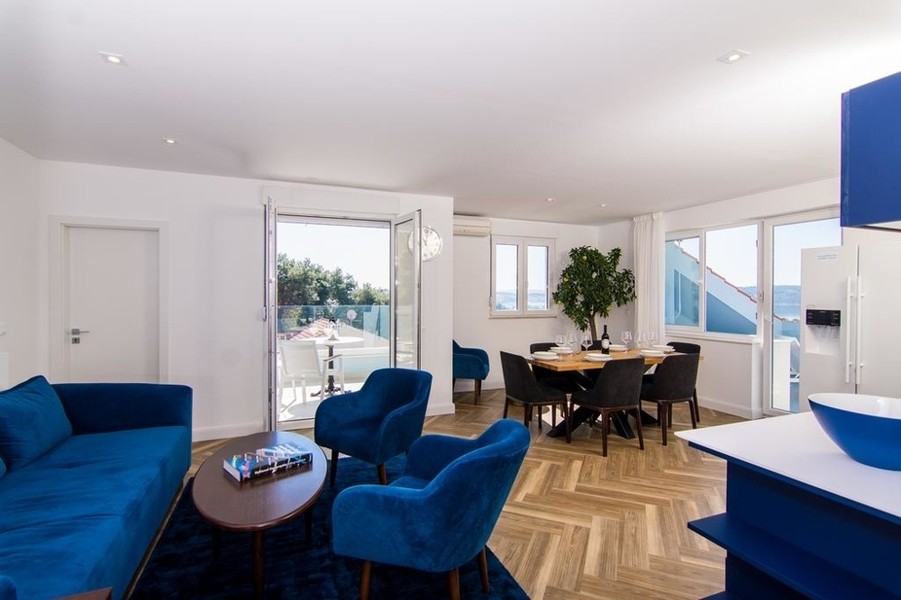 Salon avec coin canapé et fenêtres donnant sur la mer