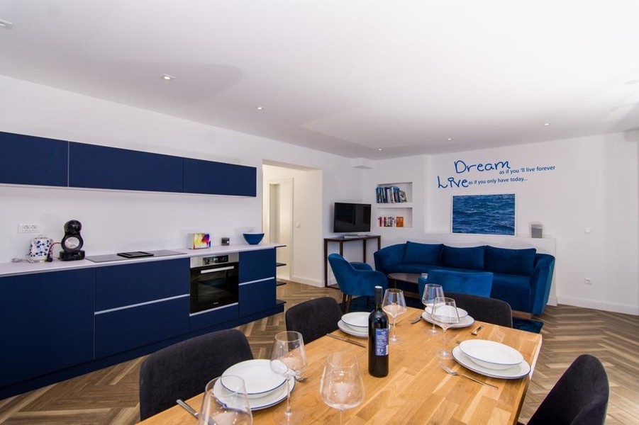 Cuisine équipée avec coin repas