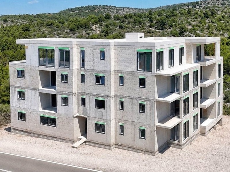 Arrière de l'immeuble neuf au stade du gros œuvre