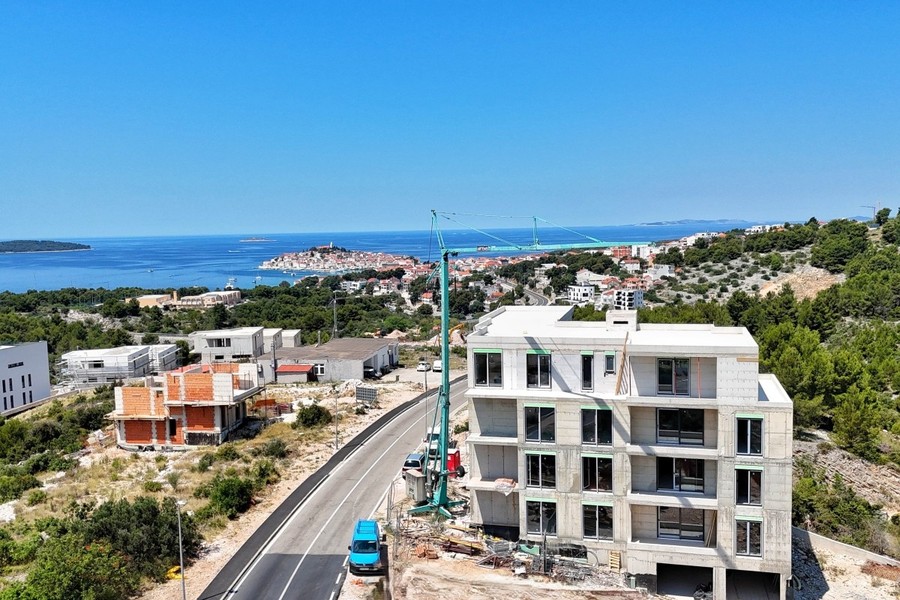 Chantier en bordure de route avec vue sur la mer