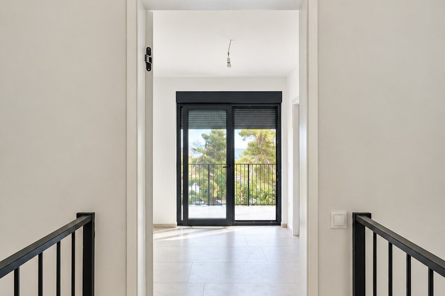Vue depuis la mezzanine sur une chambre avec balcon