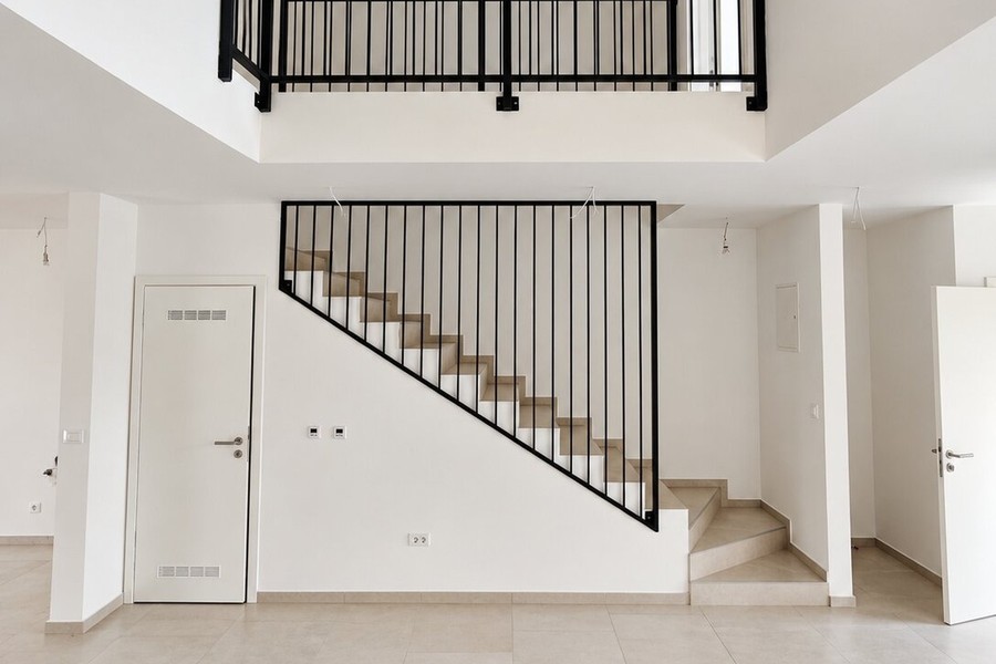 Escalier avec rampe en métal noir