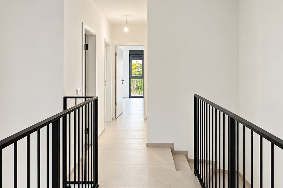 Mezzanine avec couloir menant aux chambres