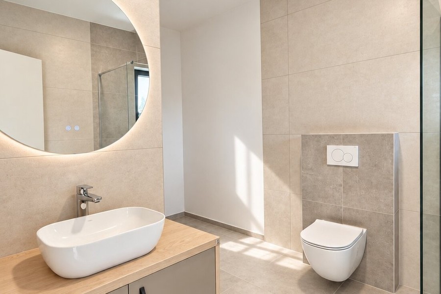 Salle de bains avec miroir rond éclairé