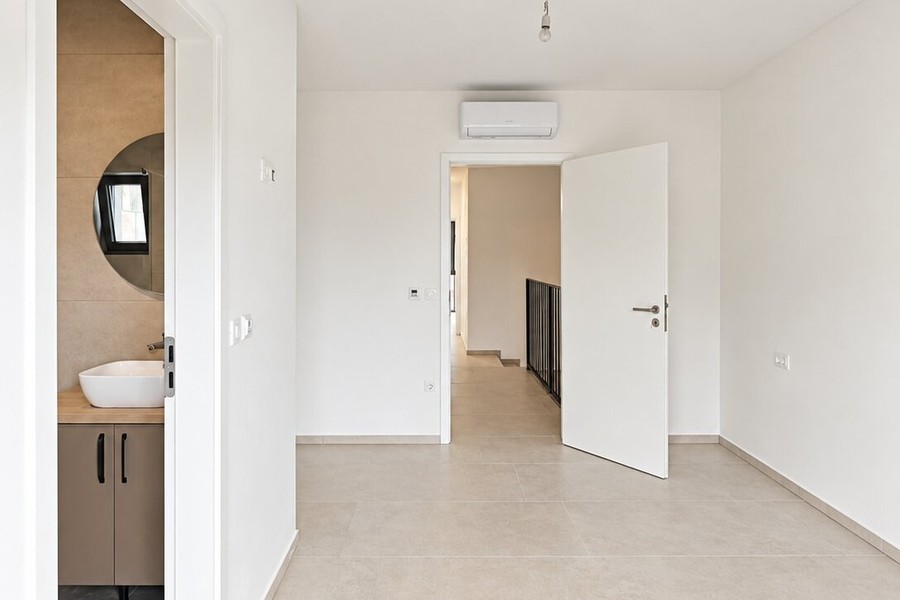 Chambre avec climatiseur et salle de bains privative