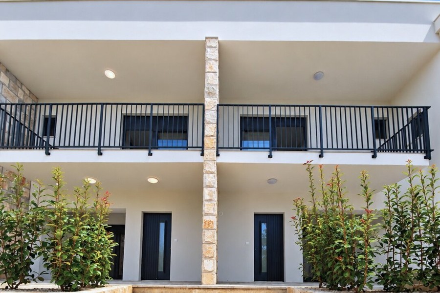 Façade avec balcons et portes d'entrée