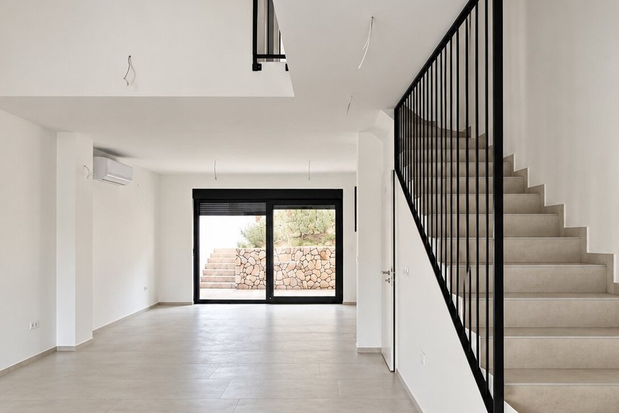Séjour avec escalier vers l'étage supérieur