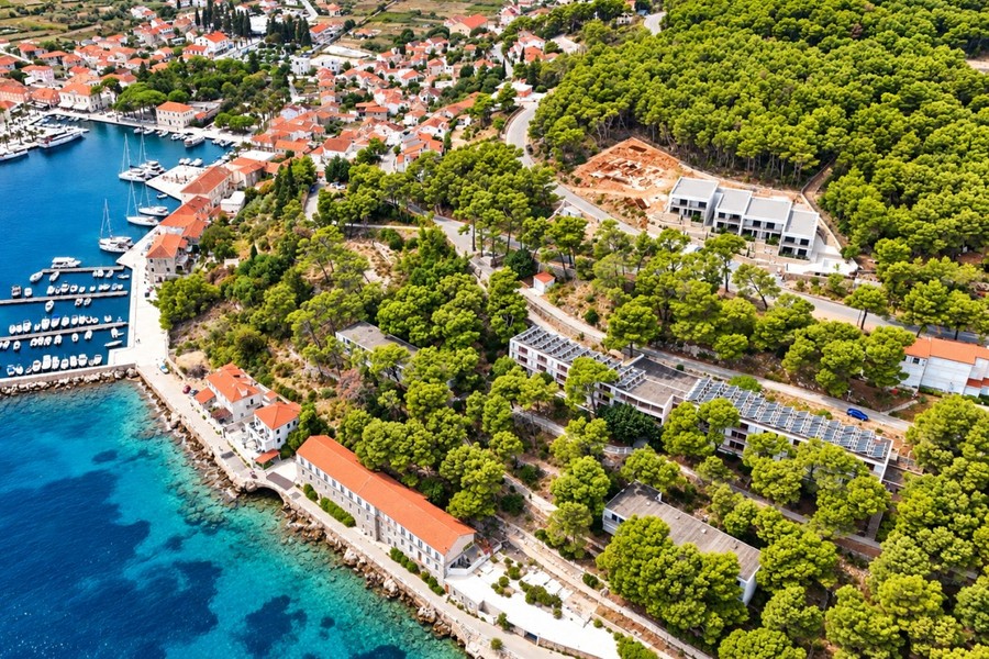 Vue aérienne de Jelsa avec le port et la forêt de pins