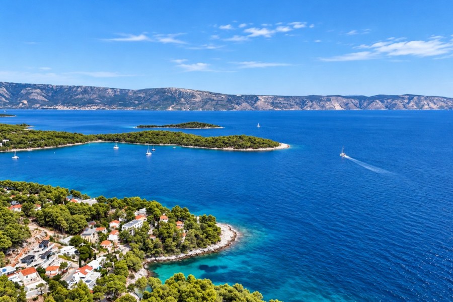 Mer avec îles et montagnes à l'horizon