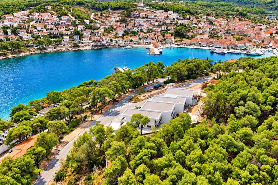 Baie de Jelsa avec port et centre du village