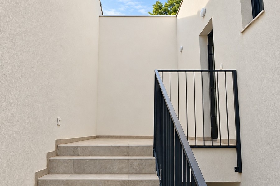 Escalier menant à l'entrée de l'immeuble