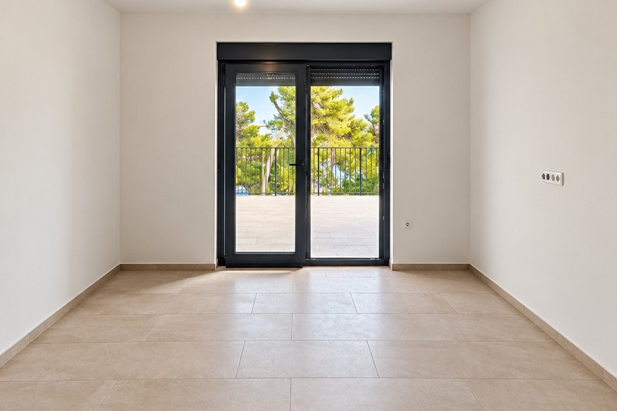 Pièce avec porte vitrée donnant sur la terrasse