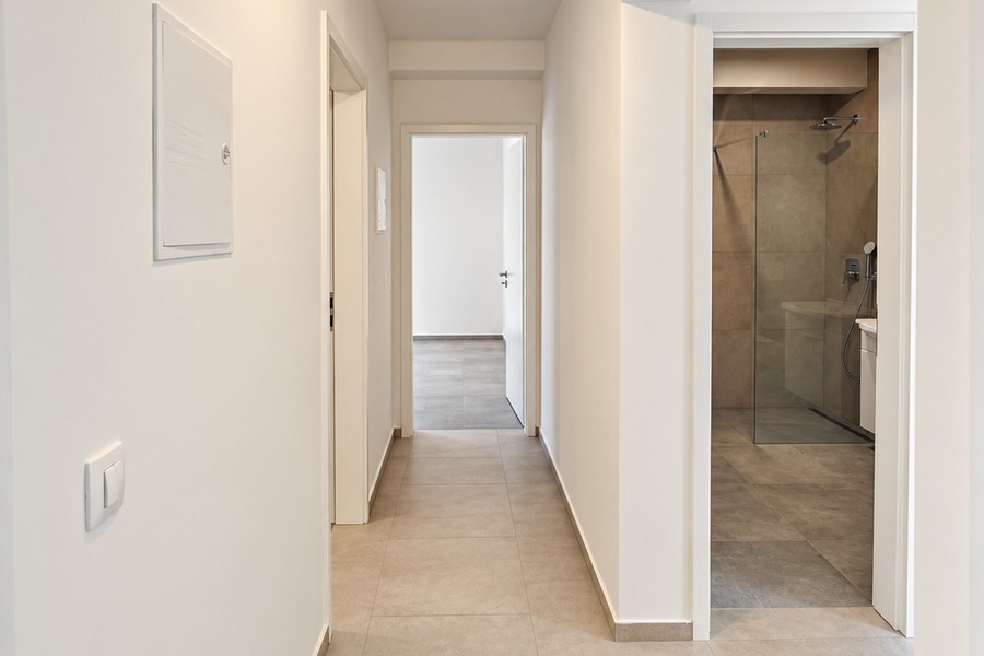 Couloir avec vue sur la salle de douche