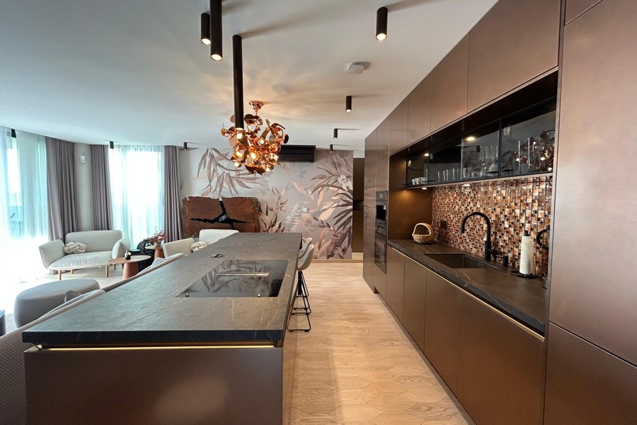 Cuisine en bronze avec carrelage en mosaïque