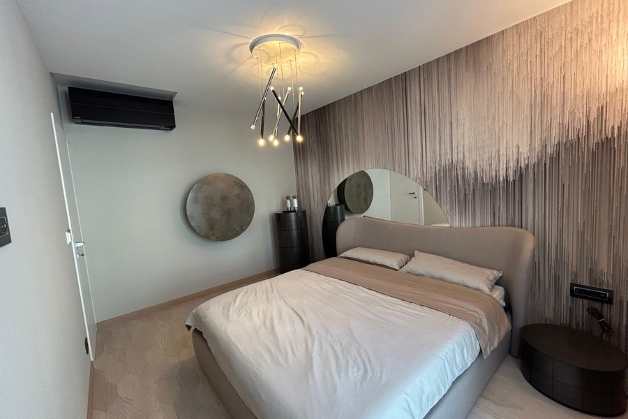 Chambre avec climatiseur et miroir rond