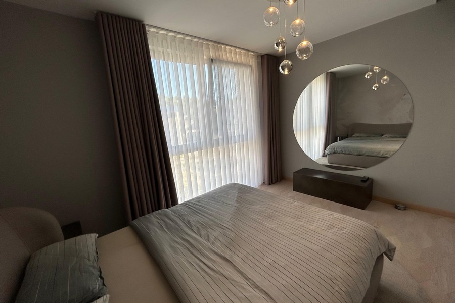 Chambre avec miroir mural et rideaux