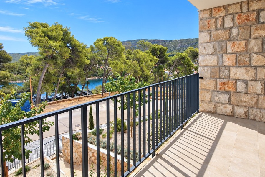 Balcon avec vue sur la mer à travers les pins