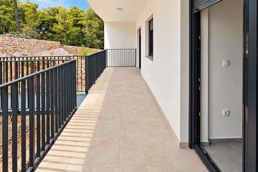 Longue terrasse le long de l'appartement