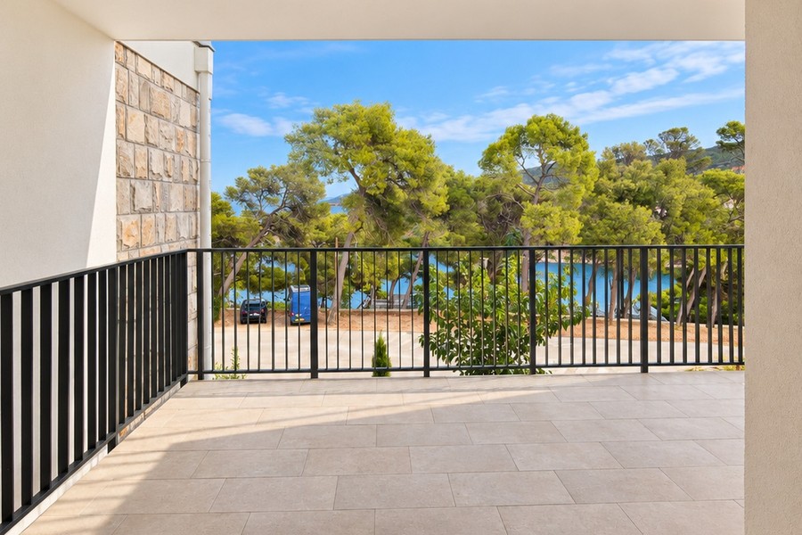 Terrasse couverte avec vue sur la verdure