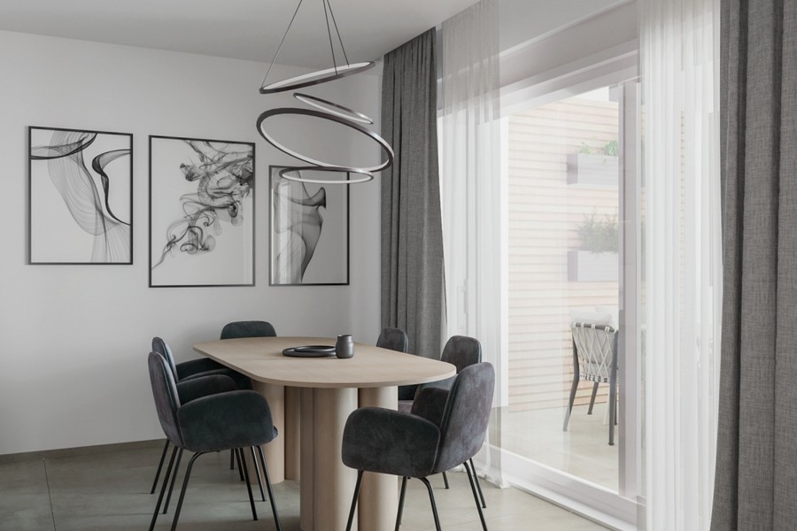 Espace repas devant la porte-fenêtre