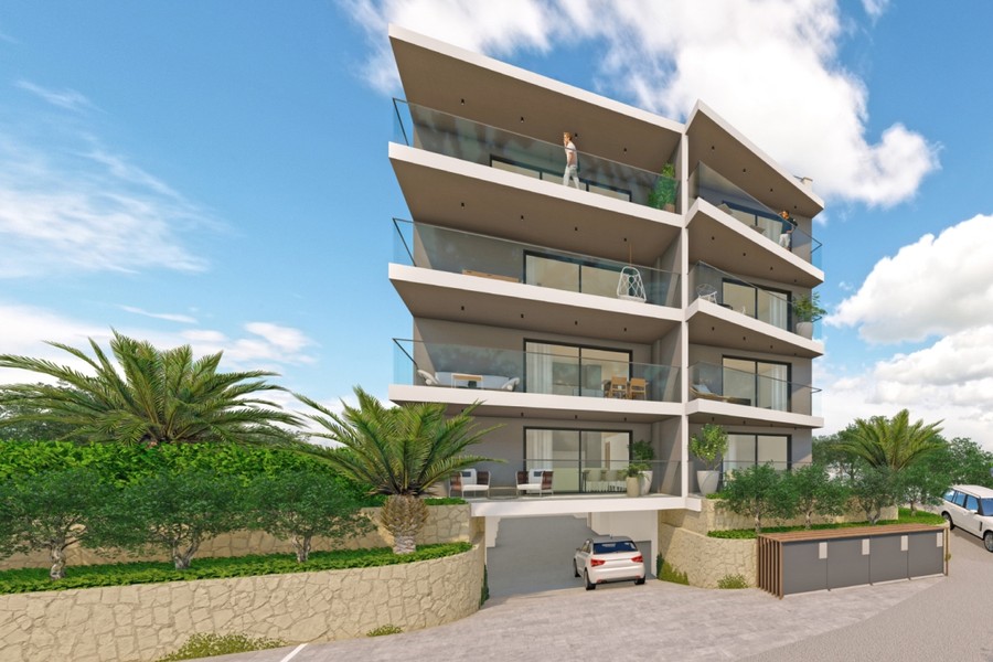 Façade de la construction neuve avec accès au garage