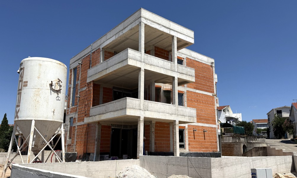 Immeuble neuf de trois appartements en construction