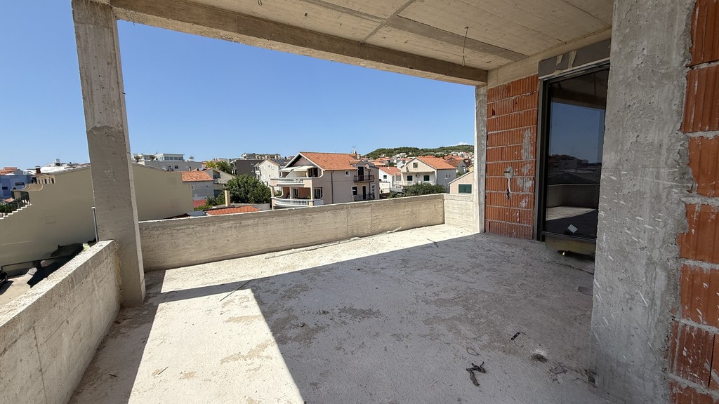 Terrasse couverte du penthouse en gros œuvre