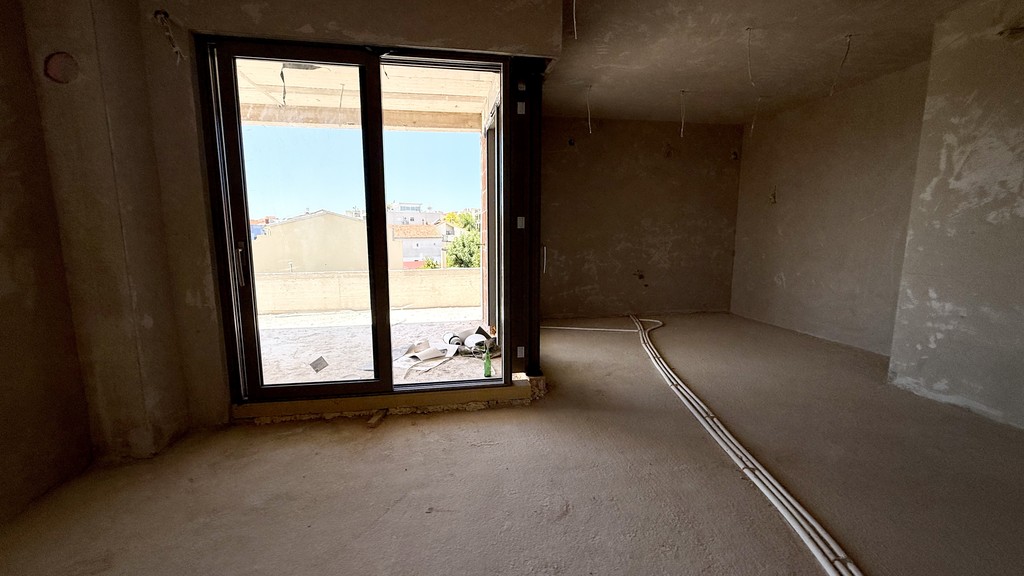 Pièce avec porte donnant sur la terrasse