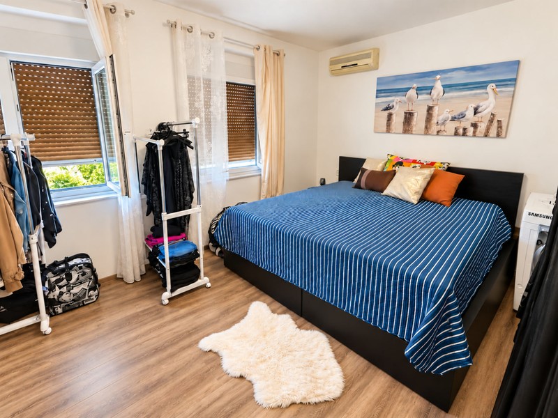 Chambre avec lit double et climatisation