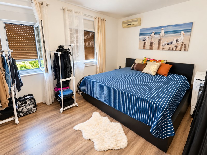 Chambre avec fenêtre et portant