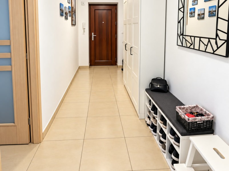 Couloir avec miroir et étagère à chaussures
