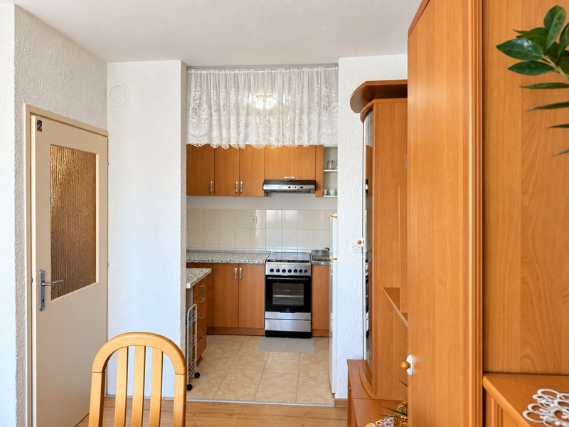 Vue sur la cuisine avec cuisinière à gaz