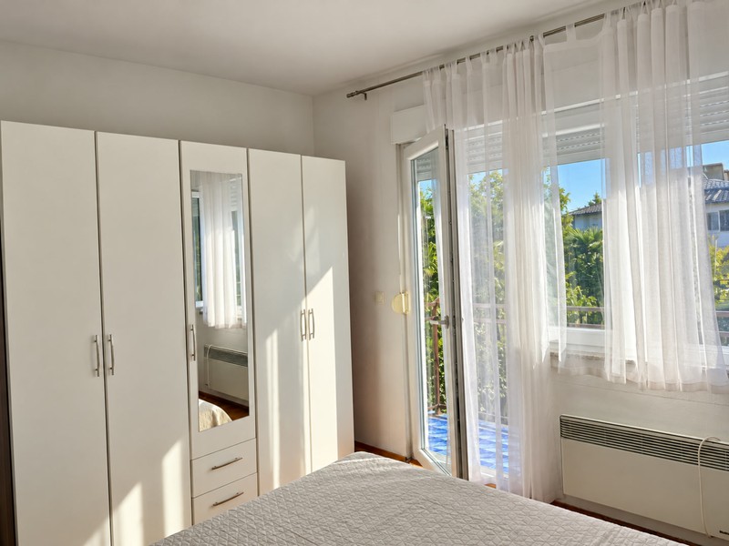 Chambre avec grande armoire