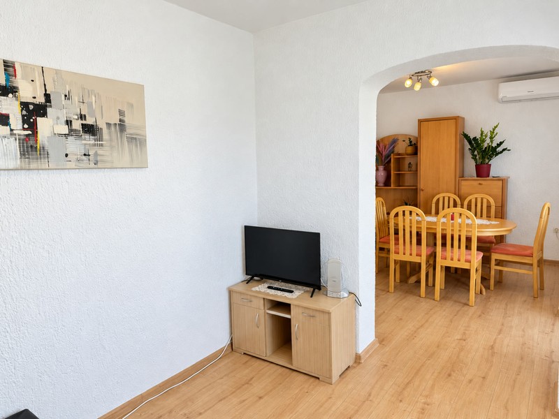 Salon avec téléviseur et table à manger
