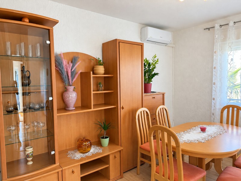 Coin repas avec vitrine et table ronde