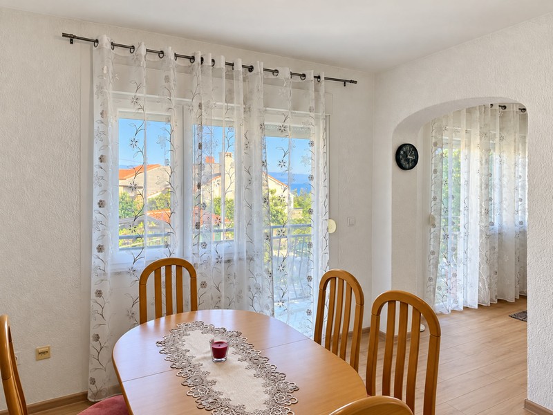 Table à manger devant de grandes fenêtres
