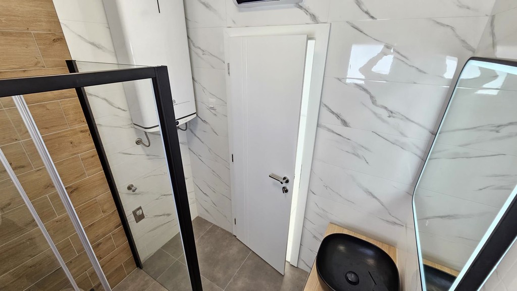 Espace douche avec paroi en verre