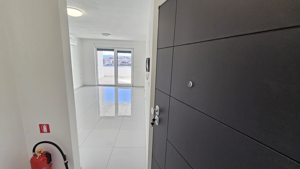 Hall d'entrée avec porte de l'appartement