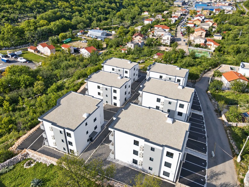 Immeubles d'habitation avec aires de stationnement vues d'en haut