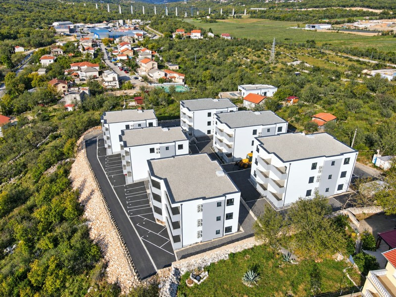 Constructions neuves sur la colline avec places de parking