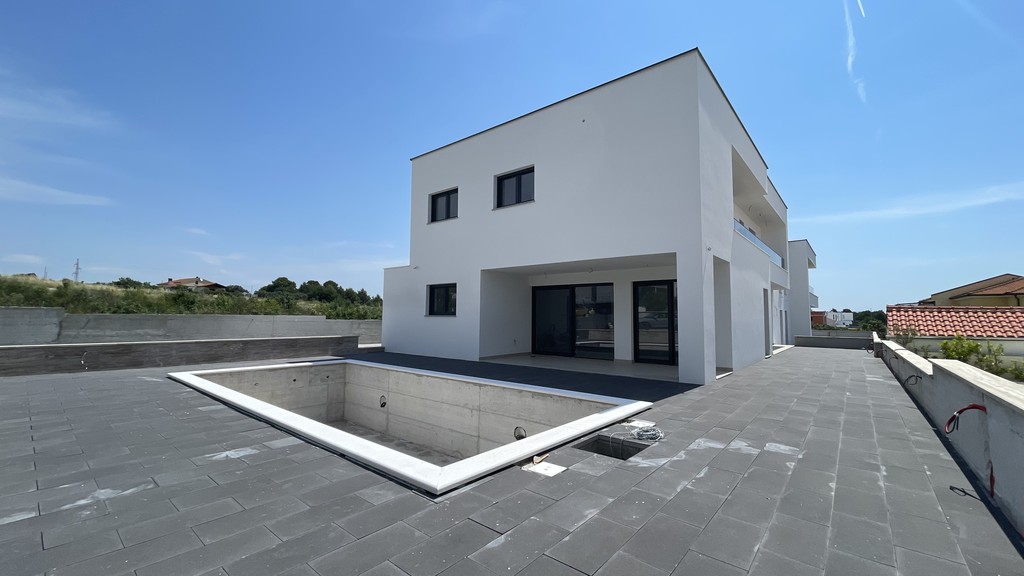 Appartement au rez-de-chaussée avec extérieur carrelé