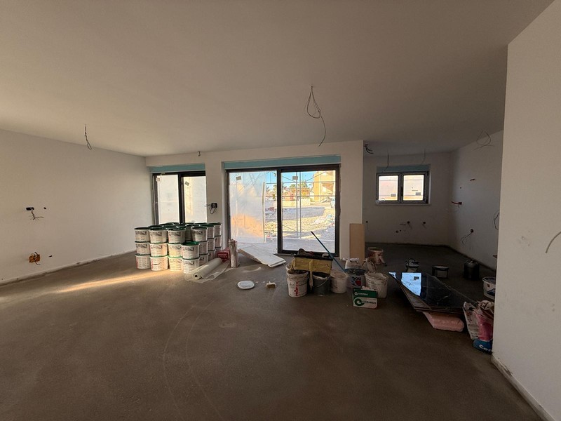 Espace de vie avec grandes baies vitrées en construction
