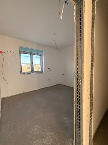 Chambre avec fenêtre en construction