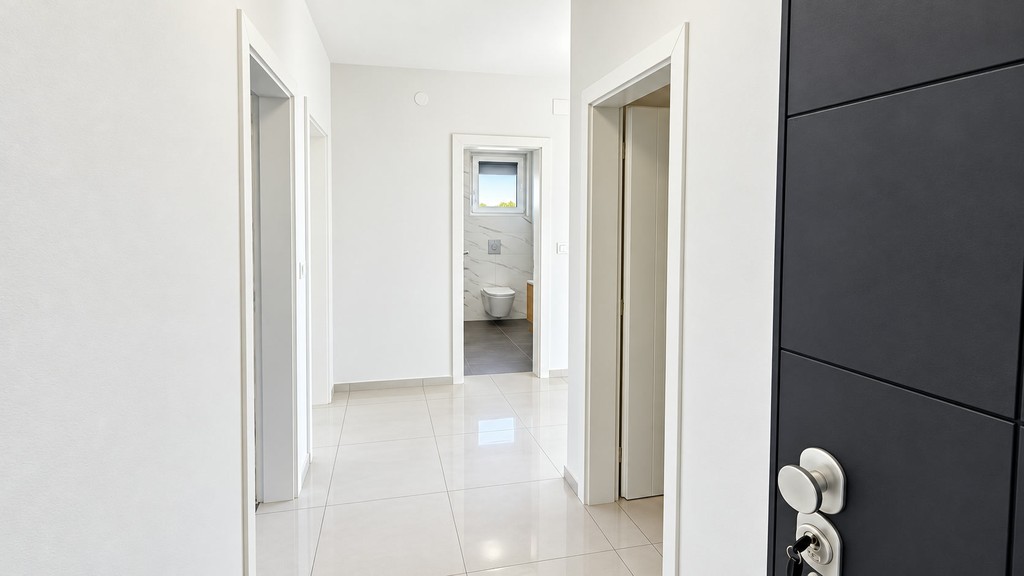 Couloir avec porte d'entrée