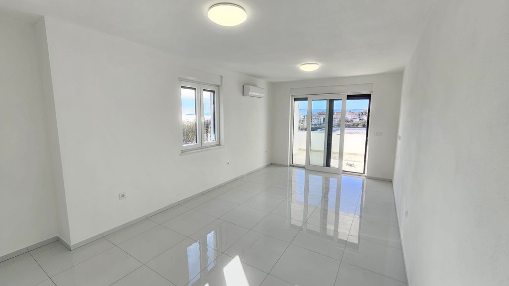 Salon avec porte donnant sur la loggia
