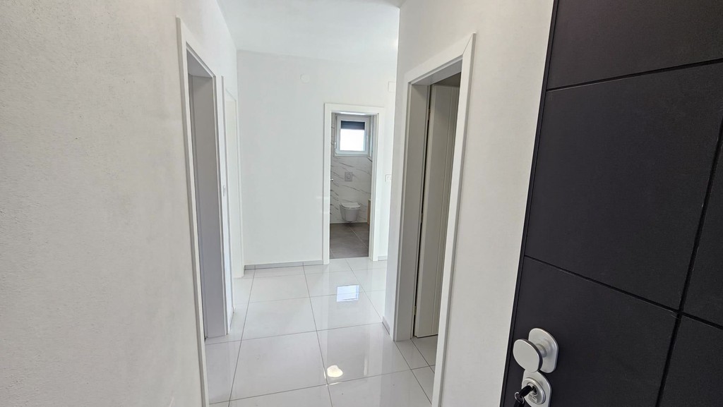Couloir avec porte d'entrée