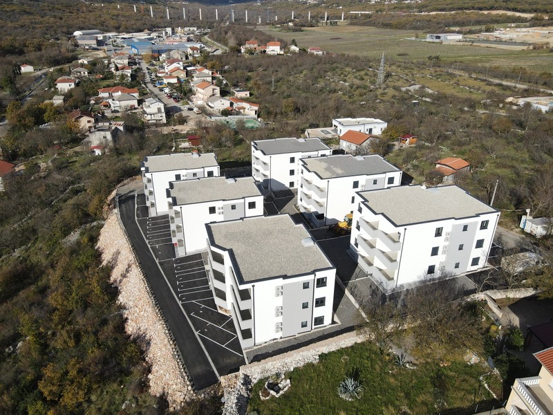 Vue aérienne de la résidence au-dessus de la localité