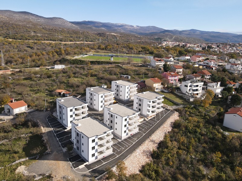 Complexe avec terrain de sport et montagnes